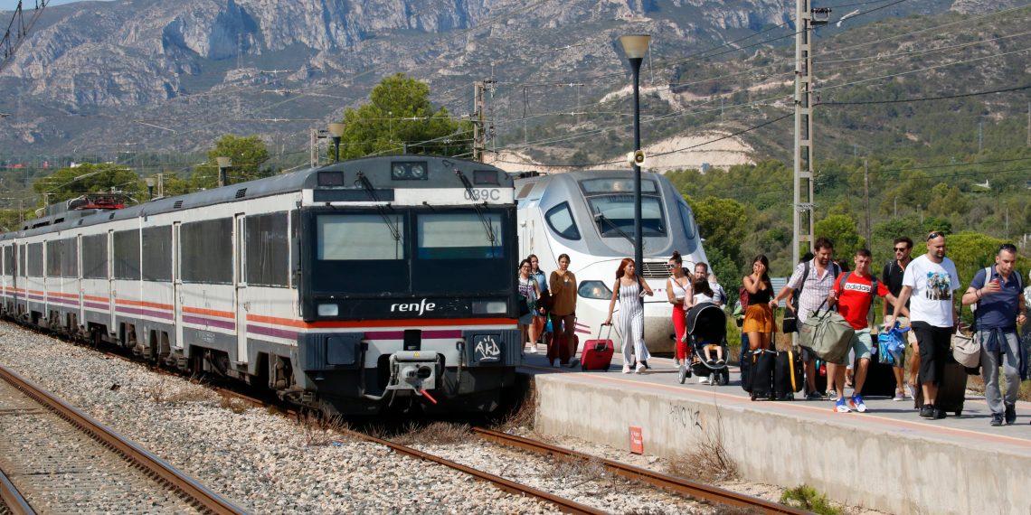 Dos avaries provoquen un matí caòtic als trens de les línies entre l’Ebre i Barcelona