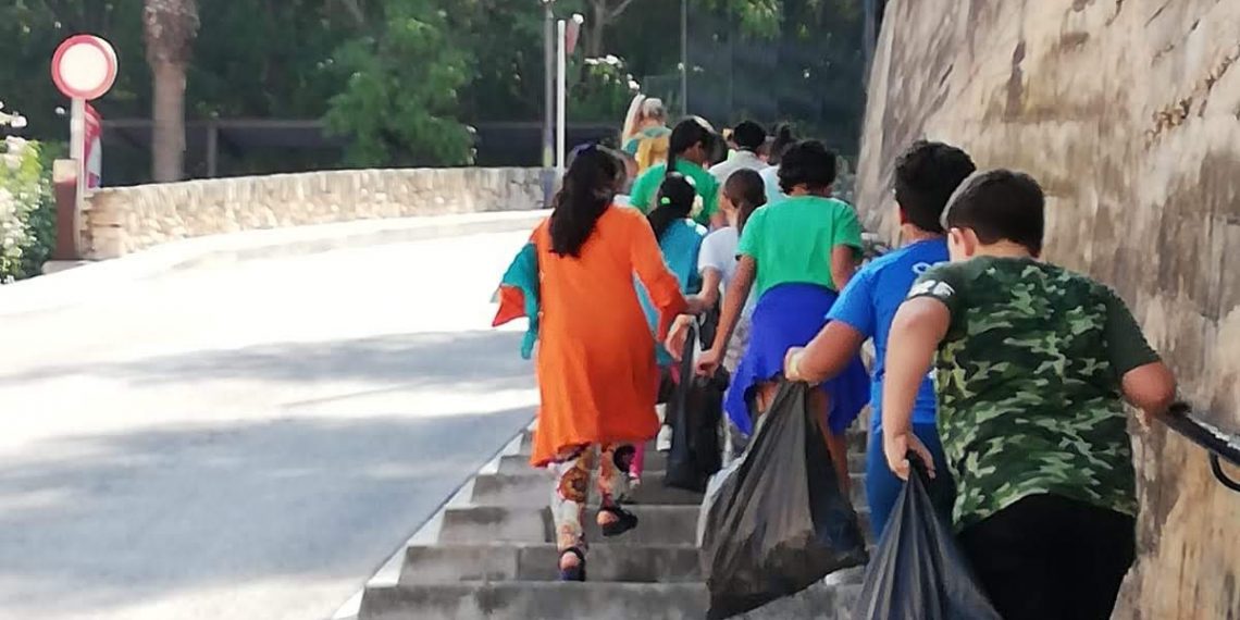 #Fotogaleria: Alumnes de Remolins netegen el barri pel #Friday4Future