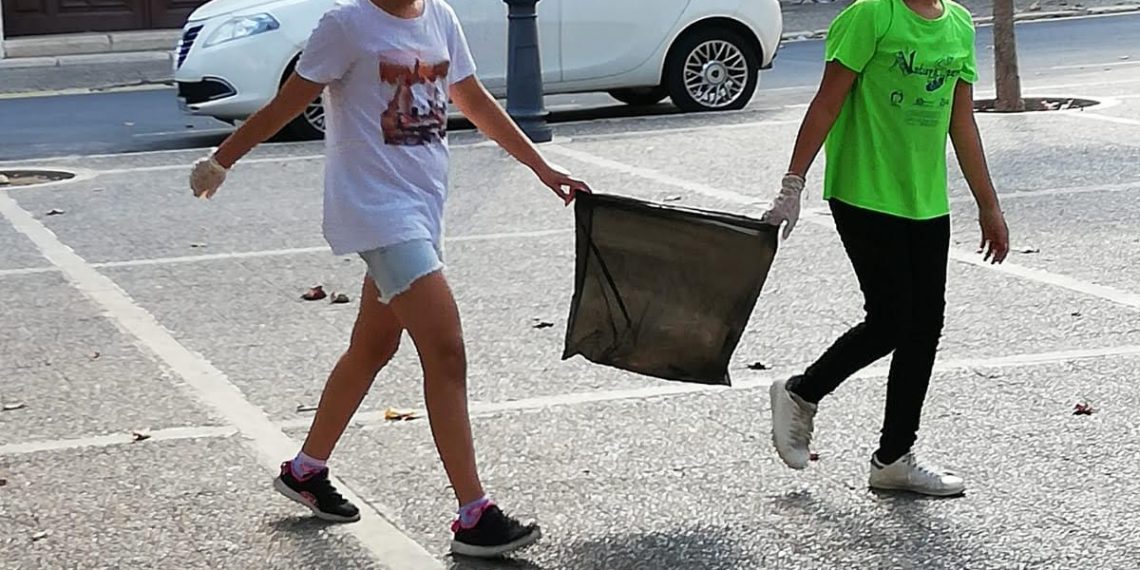 #Fotogaleria: Alumnes de Remolins netegen el barri pel #Friday4Future