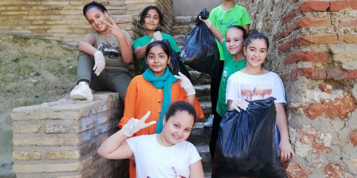 #Fotogaleria: Alumnes de Remolins netegen el barri pel #Friday4Future