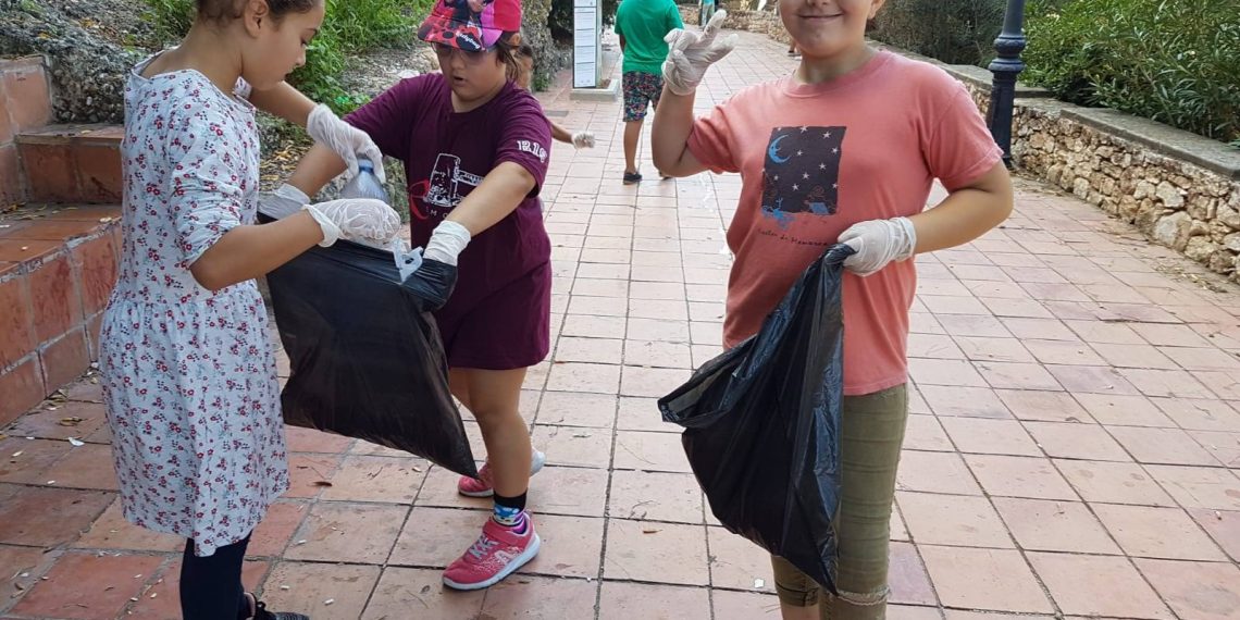#Fotogaleria: Alumnes de Remolins netegen el barri pel #Friday4Future