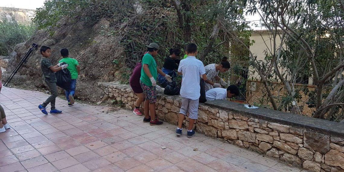 #Fotogaleria: Alumnes de Remolins netegen el barri pel #Friday4Future