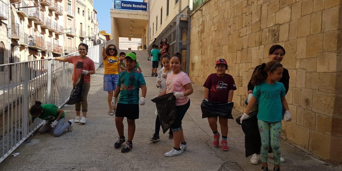 #Fotogaleria: Alumnes de Remolins netegen el barri pel #Friday4Future