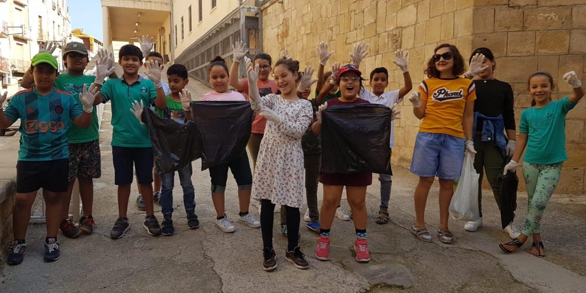 #Fotogaleria: Alumnes de Remolins netegen el barri pel #Friday4Future