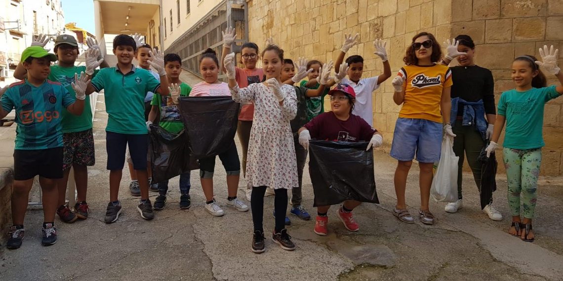 #Fotogaleria: Alumnes de Remolins netegen el barri pel #Friday4Future