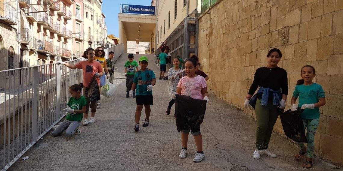 #Fotogaleria: Alumnes de Remolins netegen el barri pel #Friday4Future