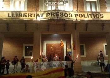 La pluja no apaga la Marxa de Torxes per la Independència a Tortosa