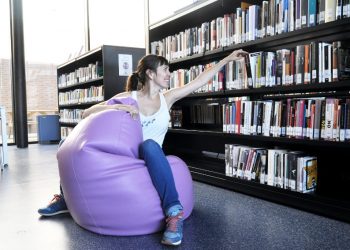 ‘Em genera felicitat estar en contacte permanent amb la cultura, els llibres i els usuaris’