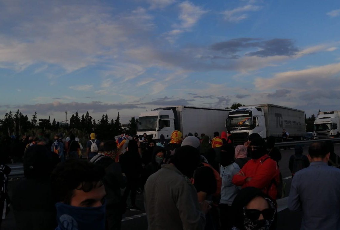 Els CDR denuncien que una furgoneta policial a gran velocitat gairebé els atropella a l’Ampolla