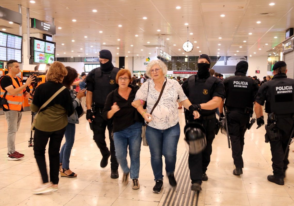 Mossos i Policia Nacional desallotgen el Pícnic per la República del vestíbul de l’estació de Sants