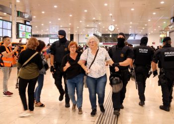 Mossos i Policia Nacional desallotgen el Pícnic per la República del vestíbul de l’estació de Sants