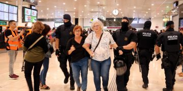 Mossos i Policia Nacional desallotgen el Pícnic per la República del vestíbul de l’estació de Sants