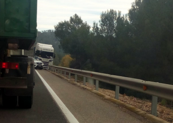 Un ferit greu en un altre xoc entre dos vehicles i un camió a l’eix de l’Ebre