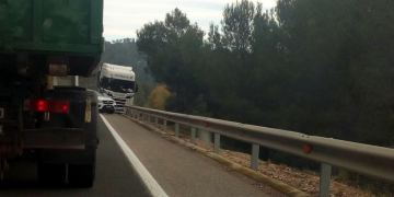Un ferit greu en un altre xoc entre dos vehicles i un camió a l’eix de l’Ebre