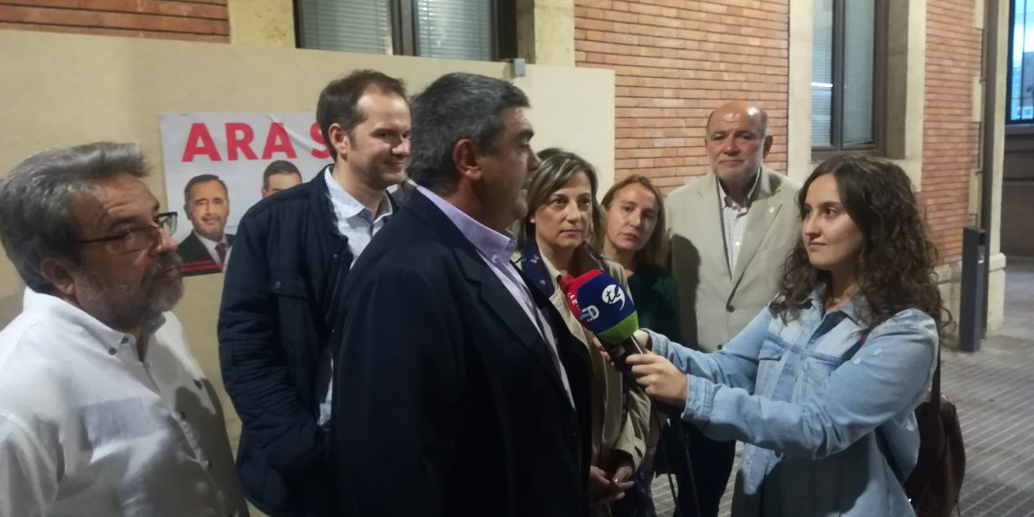 #Fotogaleria: La penjada de cartells de la campanya del 10-N a l’Ebre