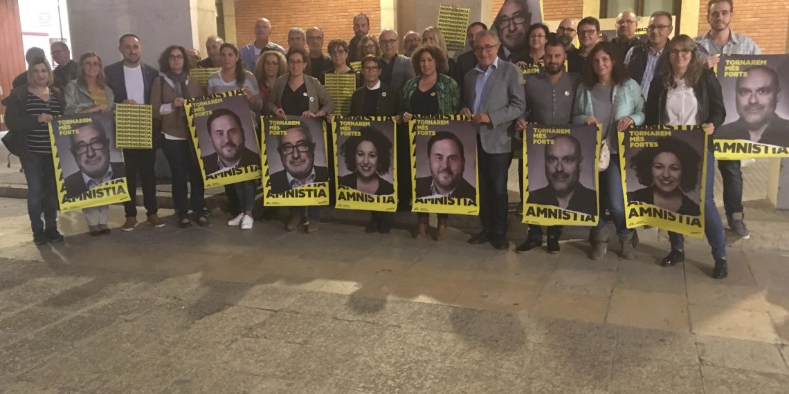 #Fotogaleria: La penjada de cartells de la campanya del 10-N a l’Ebre