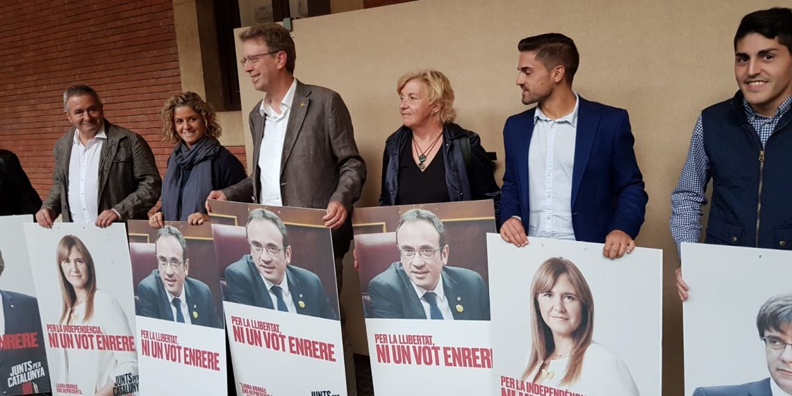 #Fotogaleria: La penjada de cartells de la campanya del 10-N a l’Ebre