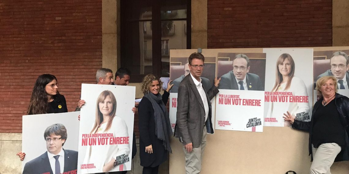 #Fotogaleria: La penjada de cartells de la campanya del 10-N a l’Ebre