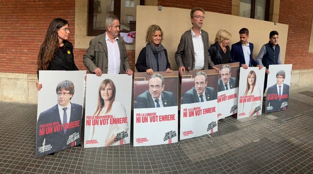 #Fotogaleria: La penjada de cartells de la campanya del 10-N a l’Ebre