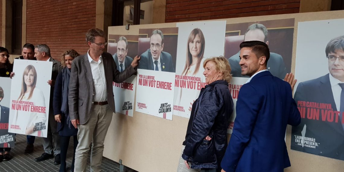 #Fotogaleria: La penjada de cartells de la campanya del 10-N a l’Ebre