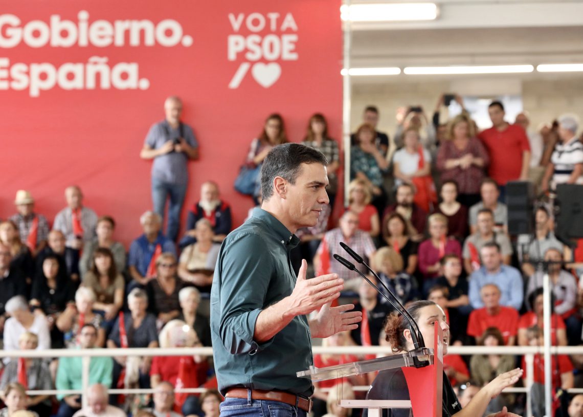 ‘Pedro Sánchez atrapat entre dos focs’, per Anton Monner