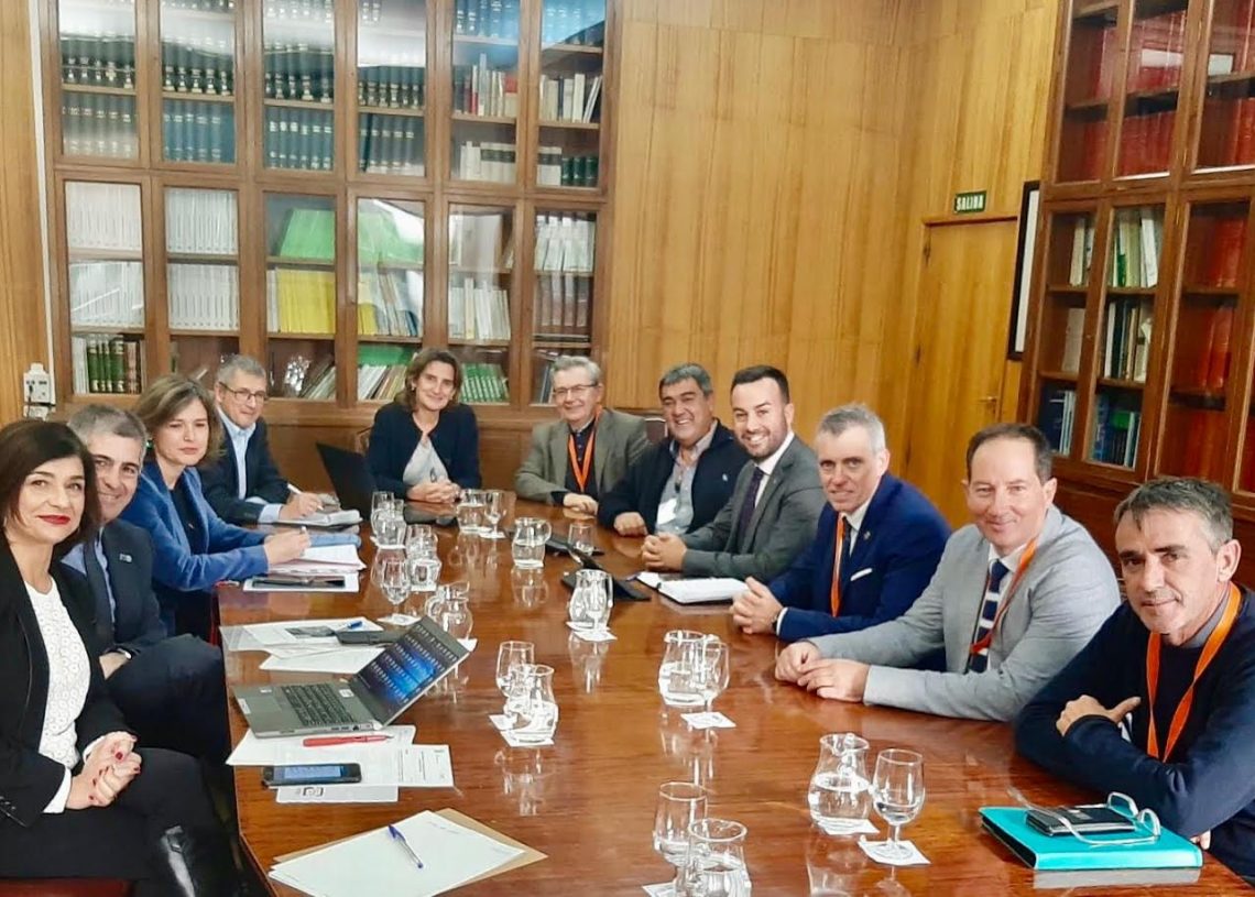 Els alcaldes i regants del Delta reclamen a Madrid mesures urgents contra la regressió