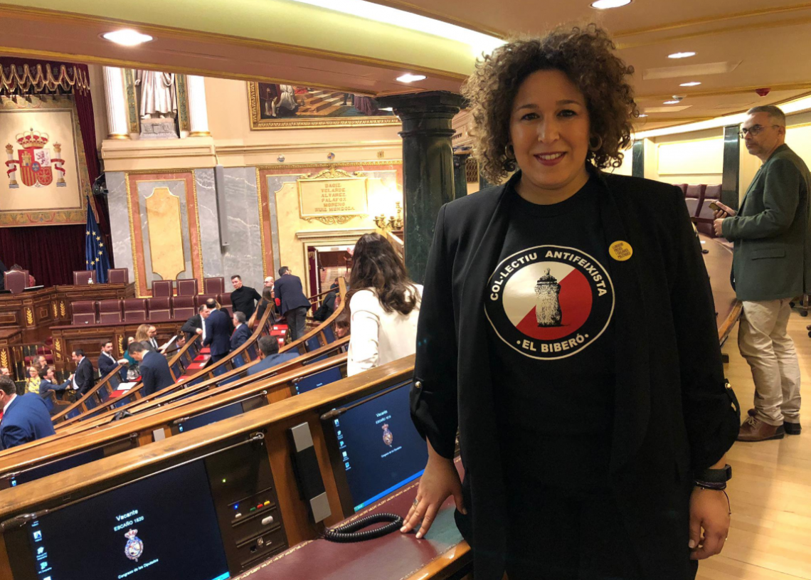 De què és la samarreta amb què Norma Pujol ha promès el càrrec de diputada?