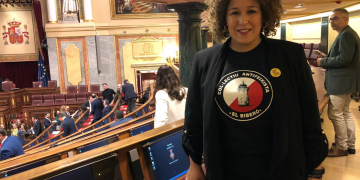 De què és la samarreta amb què Norma Pujol ha promès el càrrec de diputada?