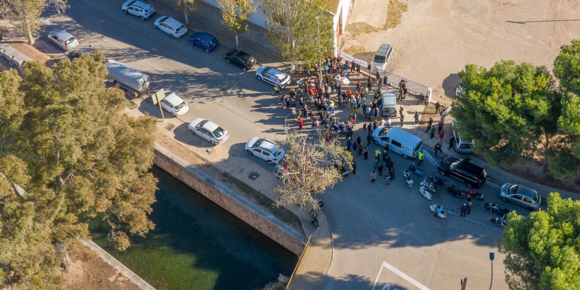 #Fotogaleria: mural i un altre tall veïnal per denunciar la ‘carretera de la vergonya’