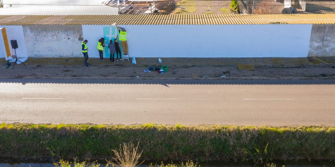 #Fotogaleria: mural i un altre tall veïnal per denunciar la ‘carretera de la vergonya’