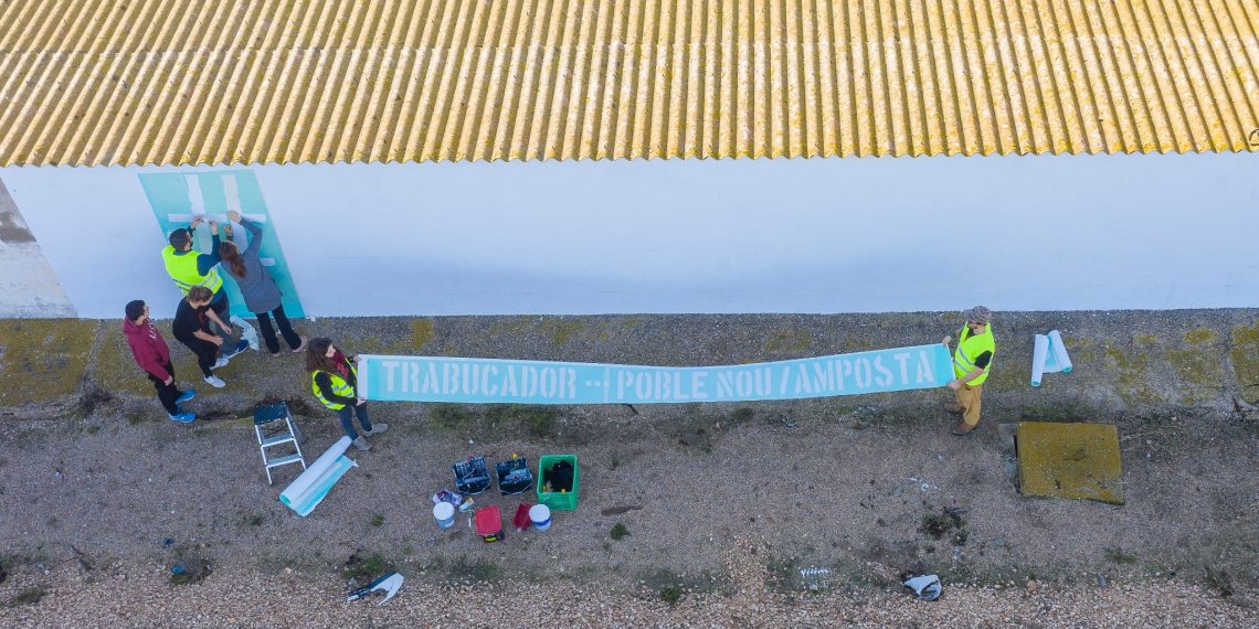 #Fotogaleria: mural i un altre tall veïnal per denunciar la ‘carretera de la vergonya’
