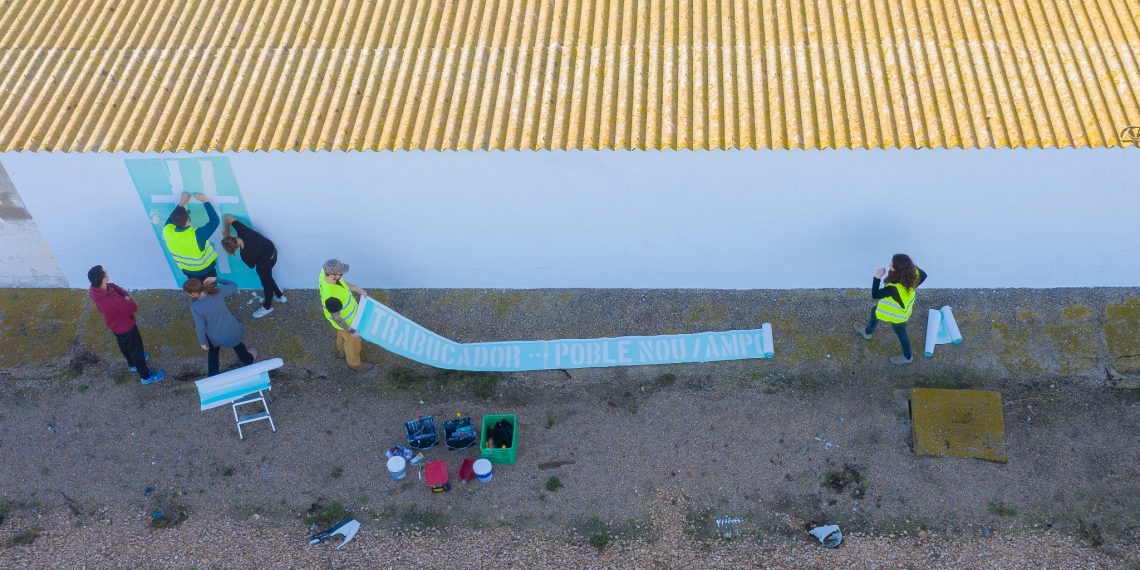 #Fotogaleria: mural i un altre tall veïnal per denunciar la ‘carretera de la vergonya’
