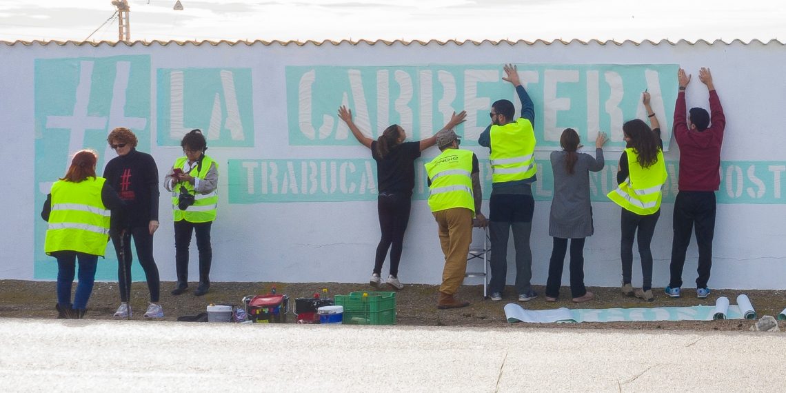 #Fotogaleria: mural i un altre tall veïnal per denunciar la ‘carretera de la vergonya’