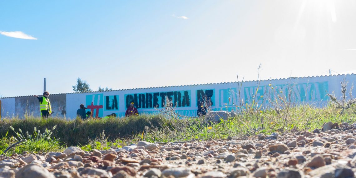#Fotogaleria: mural i un altre tall veïnal per denunciar la ‘carretera de la vergonya’