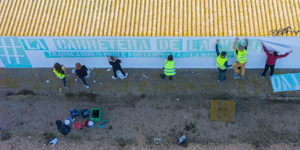 #Fotogaleria: mural i un altre tall veïnal per denunciar la ‘carretera de la vergonya’