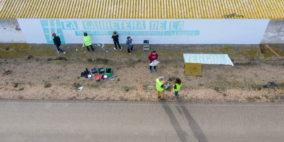 #Fotogaleria: mural i un altre tall veïnal per denunciar la ‘carretera de la vergonya’