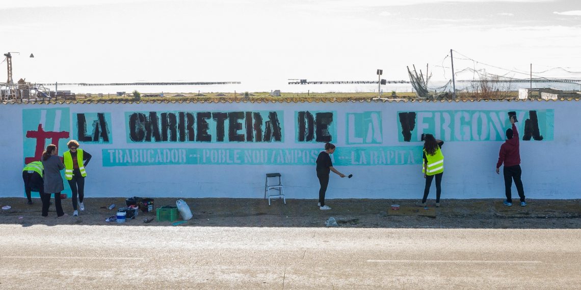 #Fotogaleria: mural i un altre tall veïnal per denunciar la ‘carretera de la vergonya’