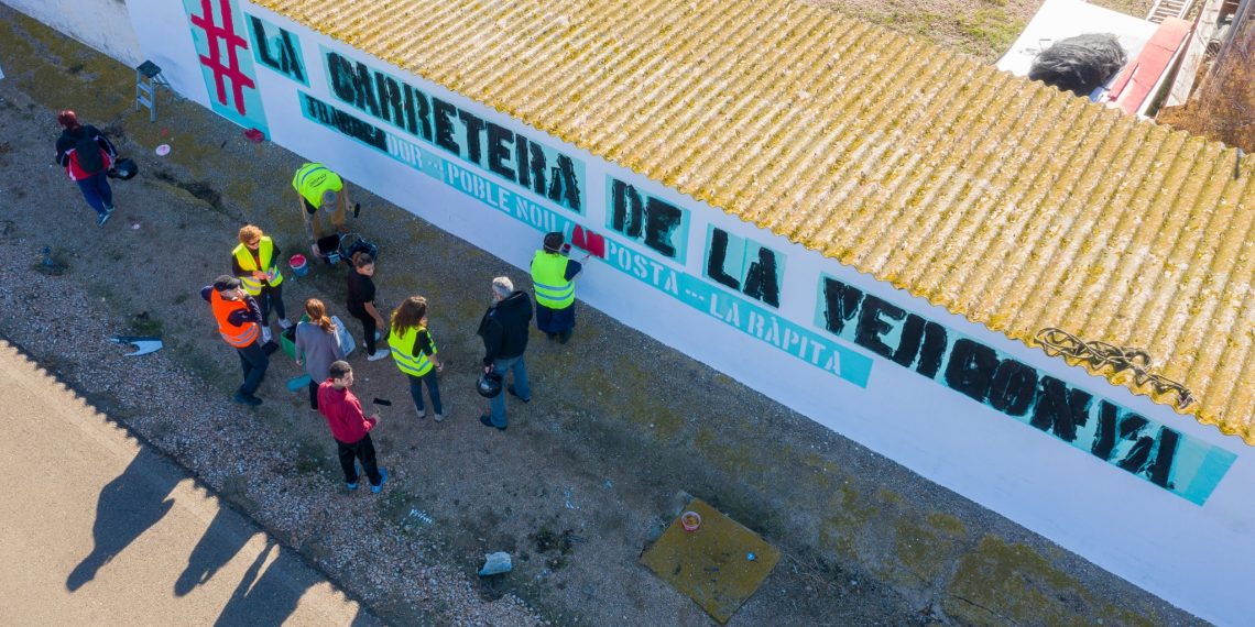 #Fotogaleria: mural i un altre tall veïnal per denunciar la ‘carretera de la vergonya’