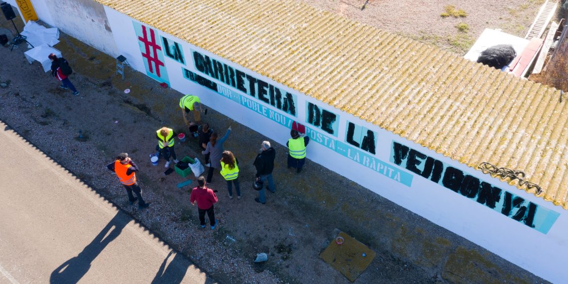 #Fotogaleria: mural i un altre tall veïnal per denunciar la ‘carretera de la vergonya’