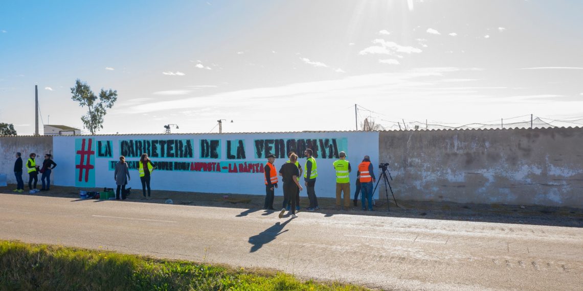 #Fotogaleria: mural i un altre tall veïnal per denunciar la ‘carretera de la vergonya’