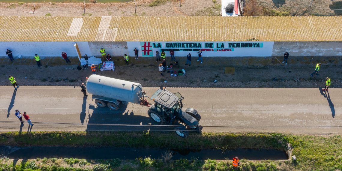 #Fotogaleria: mural i un altre tall veïnal per denunciar la ‘carretera de la vergonya’