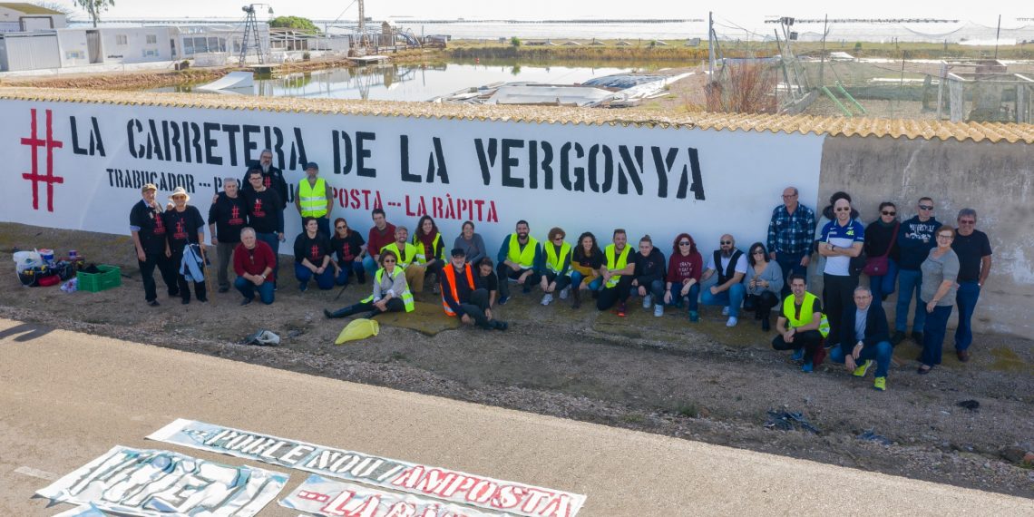 #Fotogaleria: mural i un altre tall veïnal per denunciar la ‘carretera de la vergonya’