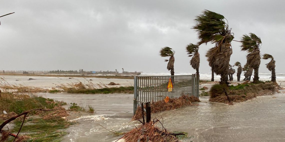 #Fotogaleria: el temporal Glòria agreuja la regressió a la costa de Deltebre
