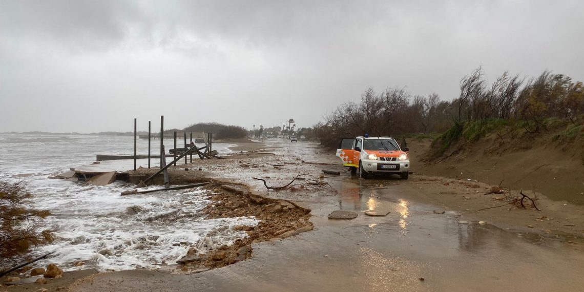 #Fotogaleria: el temporal Glòria agreuja la regressió a la costa de Deltebre