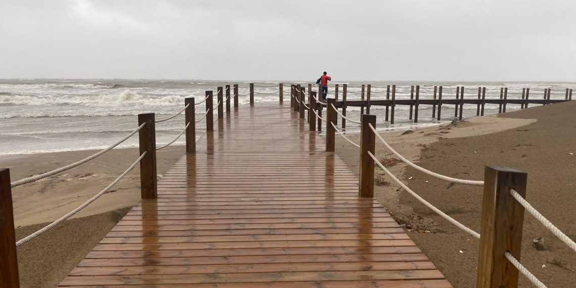 #Fotogaleria: el temporal Glòria agreuja la regressió a la costa de Deltebre