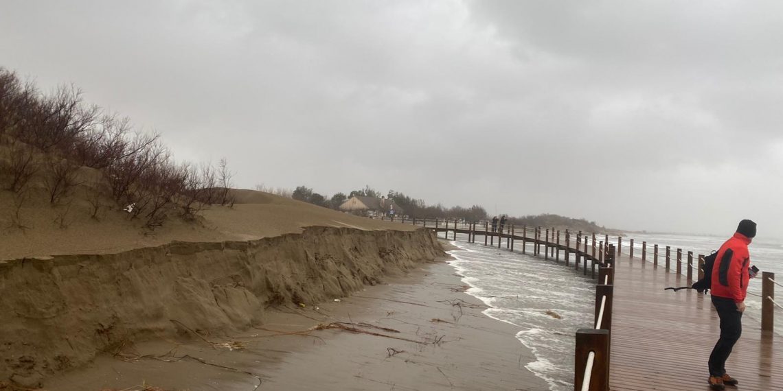 #Fotogaleria: el temporal Glòria agreuja la regressió a la costa de Deltebre