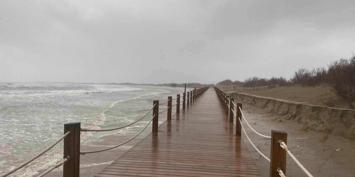 #Fotogaleria: el temporal Glòria agreuja la regressió a la costa de Deltebre