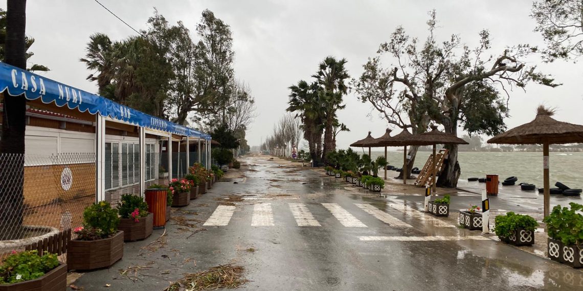 #Fotogaleria: el temporal Glòria agreuja la regressió a la costa de Deltebre