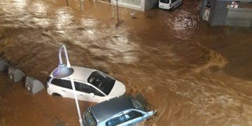 Les barrancades pel temporal Glòria inunden el centre de l’Ampolla
