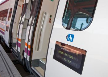 Uns 50 viatgers arriben tard a Barcelona en el primer tren Avant des de Tortosa